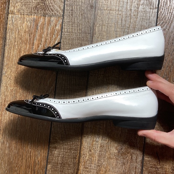 Salvatore Ferragamo Leather and Patent Flats Size 7.5 Narrow - Picture 7 of 11